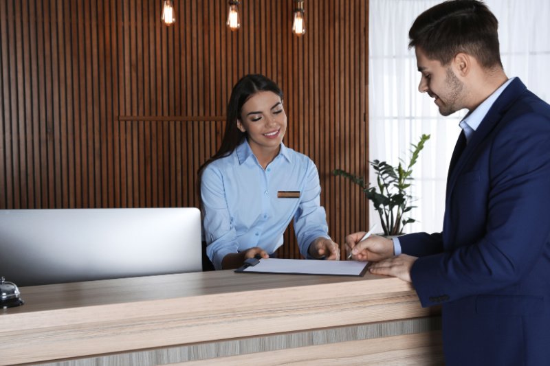 Servicio de conserjería en recepción de edificio